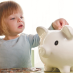 Как научить ребенка правильно относится к деньгам